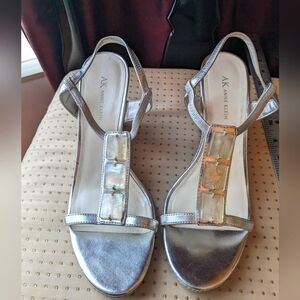 PROM WEDGE AK silver sandals. Woven detail w pretty stone like bead